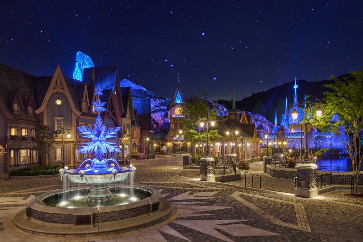 HKDL_World of Frozen_Landscape_Night_2