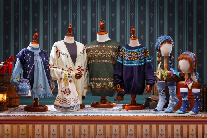 HKDL_World of Frozen_Merch_Rosemaling Design Apparel