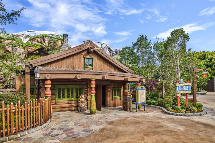 HKDL_World of Frozen_Oaken_s Sliding Sleighs_1