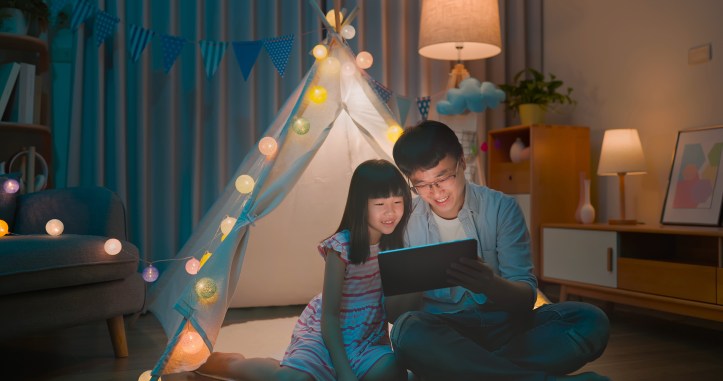 Authentic,Shot,Of,Asian,Girl,And,Her,Father,Enjoy,Their